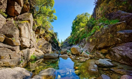 Solve river between the rocks jigsaw puzzle online with 104 pieces