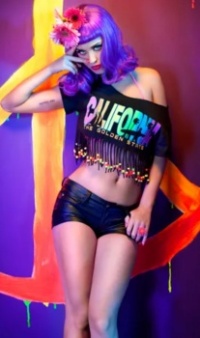 Katy Perry Peace sign 2