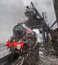 nym railway 27-03-2014 grosmont thompson b1 4-6-0 no. 61264 under coaling tower driving rain 01