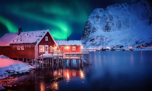 Solve Northern Lights jigsaw puzzle online with 28 pieces