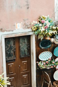 decorative-trays-on-wall-outside-door-2867894 (1)