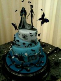 Cool cakes~Looks like Tim Burton made it...