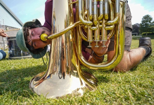 Solve Competitor uses a tuba to lure worms to the surface as he