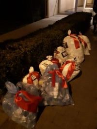Red -xmas-ribbons for the garbage-men
