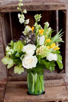Happiness us : A Gorgeous Flower Arrangement