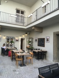 Kafe v Kapli
