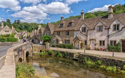 Solve Castle Combe England jigsaw puzzle online with 77 pieces