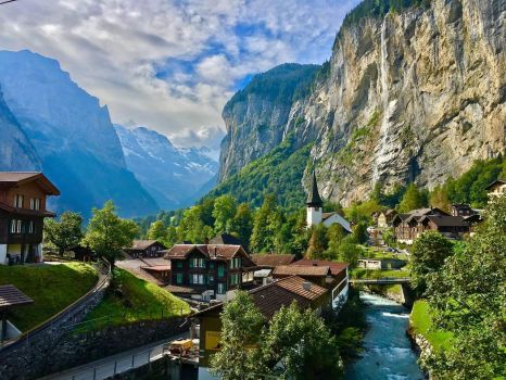 Solve Lauterbrunnen, Switzerland jigsaw puzzle online with 221 pieces