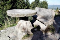 Kamenný stůl s lavicí u rozhledny Štěpánka na Jablonecku