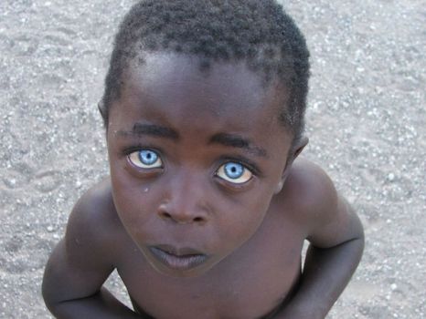 nino-ojos-zafiro-africa-geographic