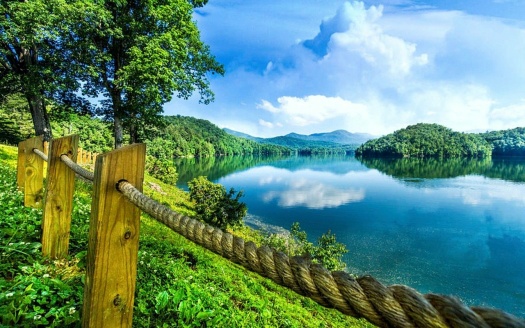 Solve Hiwassee River, North Carolina jigsaw puzzle online with 135 pieces