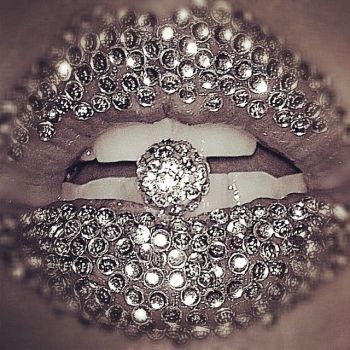 Solve silver rhinestone lips biting on a diamond jigsaw puzzle online ...