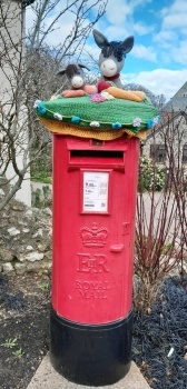 Yarn bombing