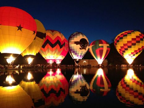 Balluminaria_Hot_air_balloons_over_lake