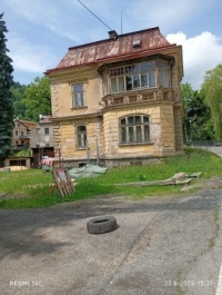 Jak může někdo dopustit,aby takový skvost jako je tato vila chátral....