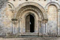 2560px-Romanesque_portal_church_Notre-Dame_Avy_Charente_Maritime
