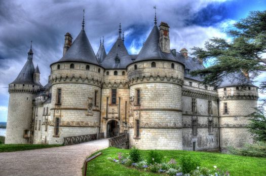 Solve Chateaux de la Loire jigsaw puzzle online with 247 pieces