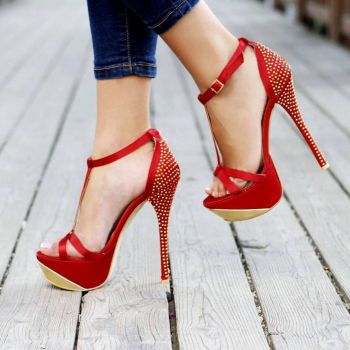 Solve Red Platform Heels_00 jigsaw puzzle online with 81 pieces