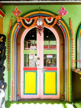 1024px-Little_India,_Colourful_house,_Singapore