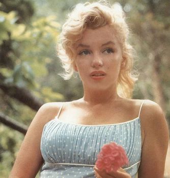 Solve Marilyn Monroe in a blue polka dot dress. jigsaw puzzle online with  156 pieces