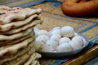 Taboon bread, baked eggs and ka'ak bread.