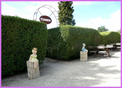 Visit to the lavender garden.  Bezoek aan de lavendeltuin.