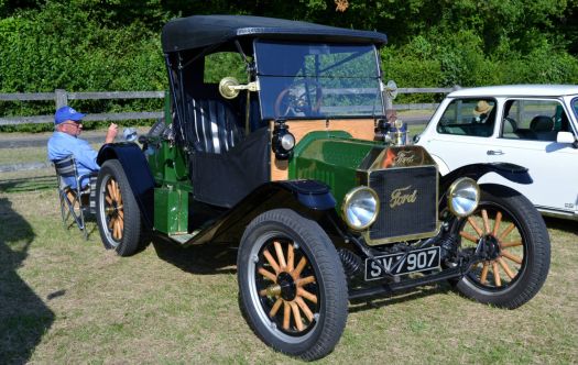 Solve 1915 Ford Model T Speedster jigsaw puzzle online with 104 pieces