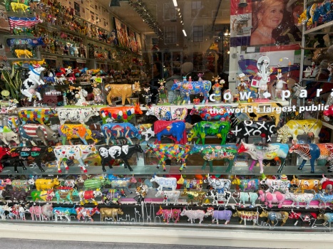 Solve Cow store jigsaw puzzle online with 336 pieces