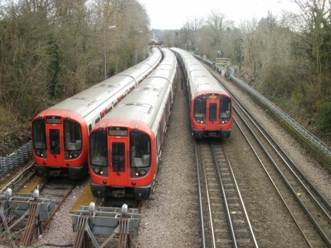 Solve Metropolitan Line Trains jigsaw puzzle online with 99 pieces