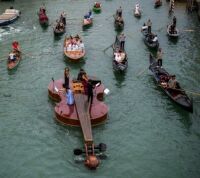 “Noah’s Violin,” a giant floating violin by Venetian sculptor Livio De Marchi