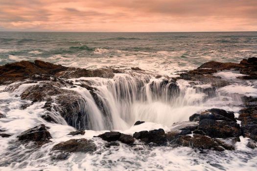 Water Pours into sinkhole known as Thor's Well in Cape Perpetua, Oregon