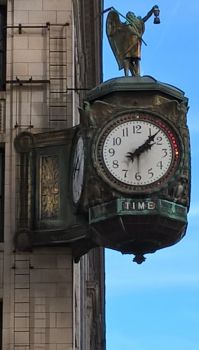 Solve Street Clock on Wacker, Chicago jigsaw puzzle online with 66 pieces