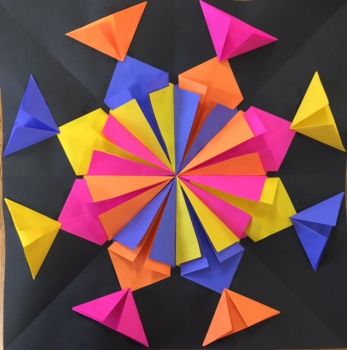 Solve Origami radial symmetry jigsaw puzzle online with 100 pieces