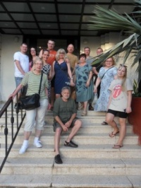SAM_1854 Naše skupina před hotelem v Havaně...  Our group in front of a hotel in Havana...