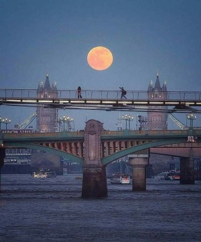 Full moon on the Thames