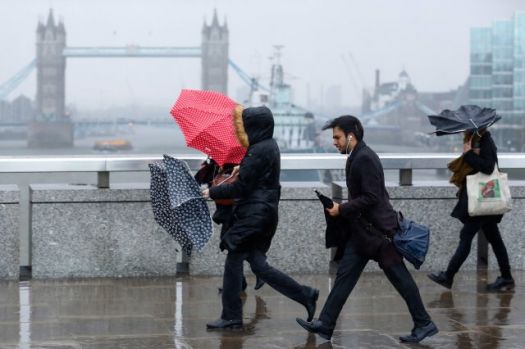 Solve RAINY WINDY DAY IN LONDON ENGLAND jigsaw puzzle online with