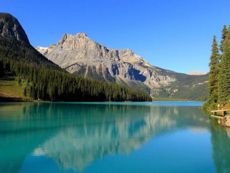 Solve Emerald Lake - Yoho national park jigsaw puzzle online with 12 pieces