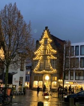 Ghent: near the 'Groentenmarkt': atmospheric end-of-year lighting