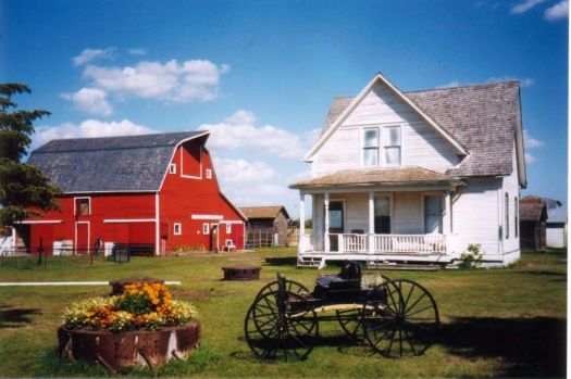 solve-red-barn-white-house-jigsaw-puzzle-online-with-70-pieces