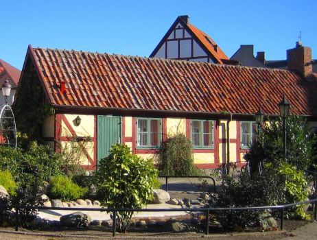 Cottage in Ystad, Sweden, by jorchr on Wikimedia (pic cropped)
