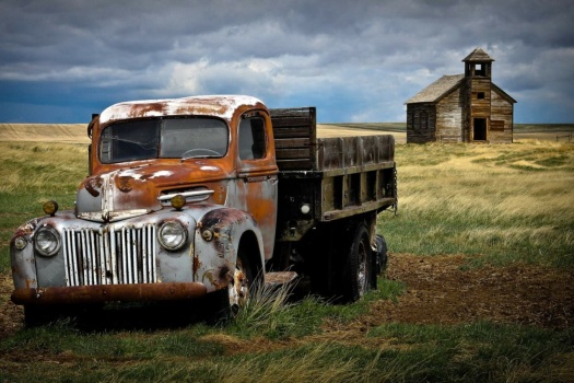 Solve Old Farm Truck jigsaw puzzle online with 150 pieces