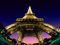 Sous la tour Eiffel, Paris