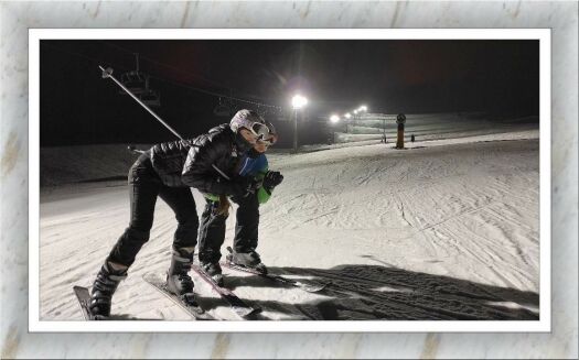 Vnoučata při večerním lyžování...  Grandchildren during night skiing ...