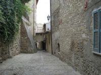 Una strada di Spello in Italia