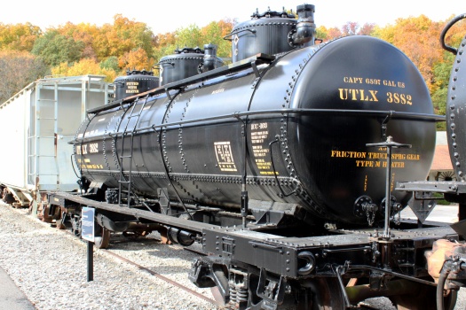 Solve UTLX 3882 Three Dome Tank Car 1936 jigsaw puzzle online with 77 ...