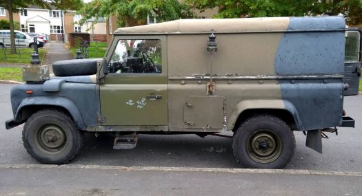 Solve Land Rover 110 FFR jigsaw puzzle online with 120 pieces
