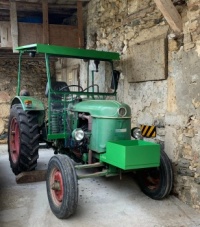Vieux_tracteur_dans_une_grange_à_Billignin_en_octobre_2019