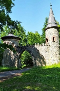 Arturův hrad v zámeckém areálu Sychrov