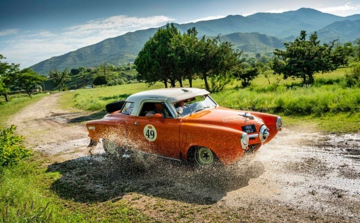 Jigsaw Puzzle | 126 pieces | Old Studebaker rally car. | Jigidi