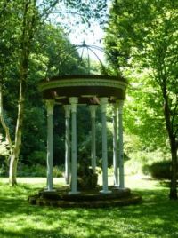 UK. Serie: Marwood Hill Garden - an Arbour